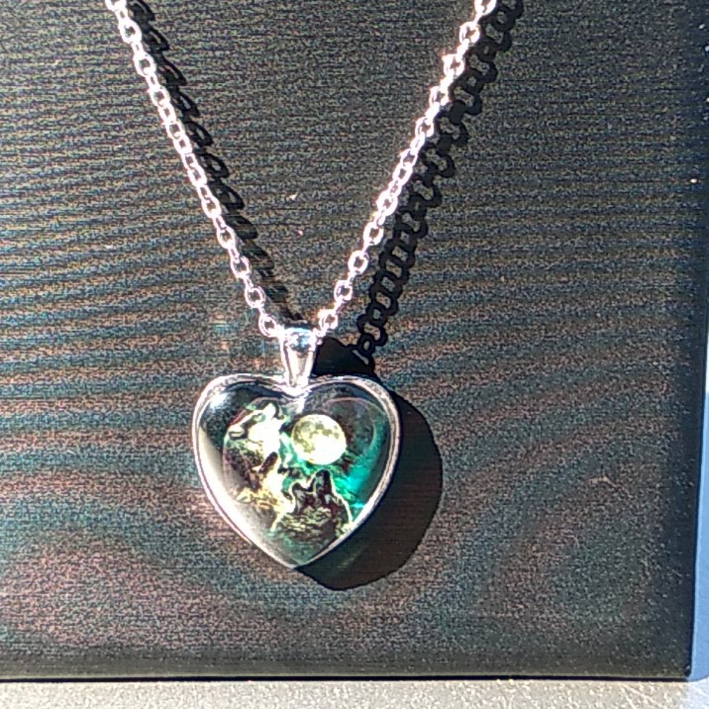 New Heart necklace with multi wolves howling